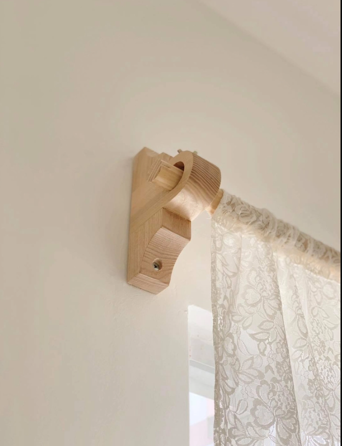 Lắp đặt rèm trên tường